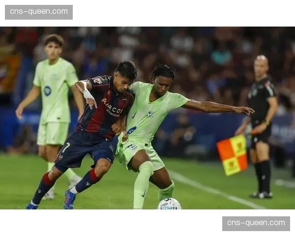 雨战中的争议，VAR长时间复核后取消马竞点球，西蒙尼场边激烈抗议。