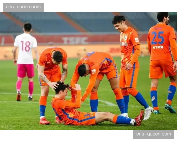 场边镜头：山东泰山教练组频繁通过平板电脑提示防守站位