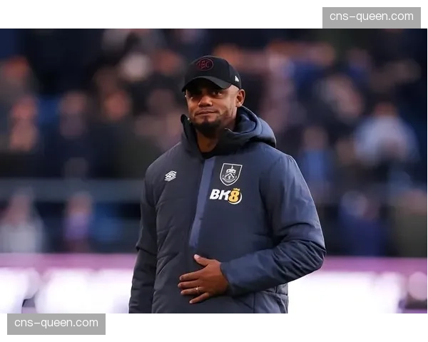 瞬间特写：伯恩利确定降级，主帅孔帕尼安慰哭泣的小球迷